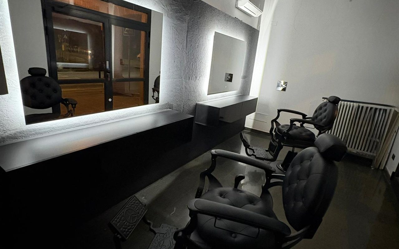Interno del salone Barber FEB con poltrone da barbiere