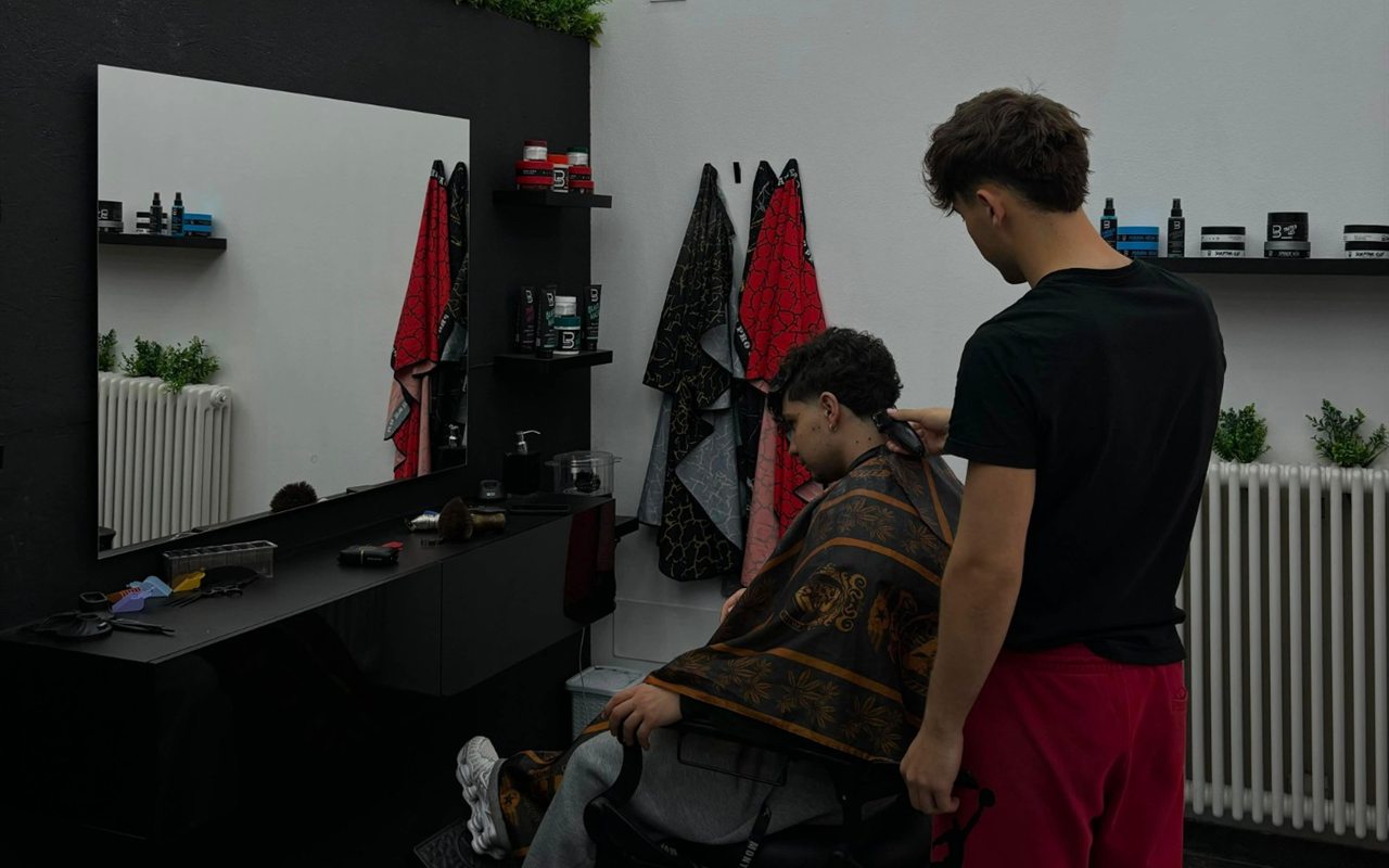 Mattia Fabbri al lavoro nel salone Barber FEB